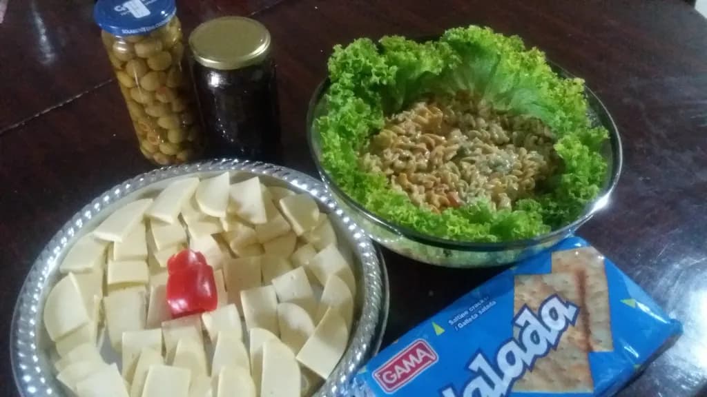 Culinary Harmony: A Vibrant Salad Symphony with Lettuce, Cheese, and Pasta Delights