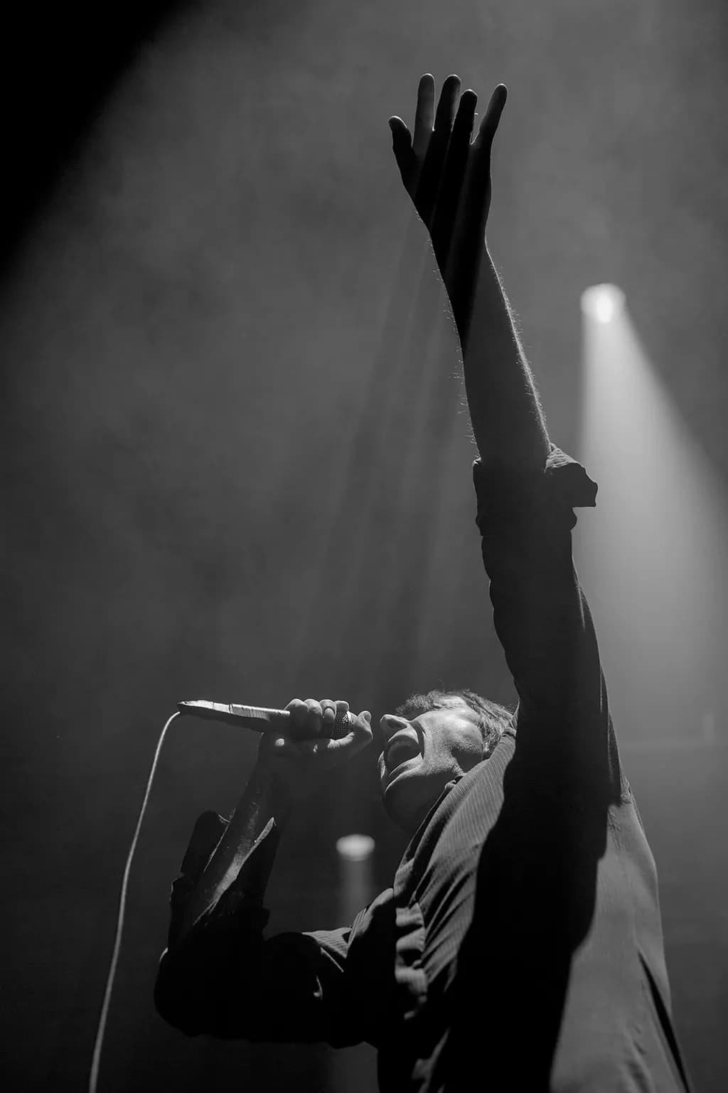 Euphoria in Monochrome: A Captivating Performance of Emotion and Intensity