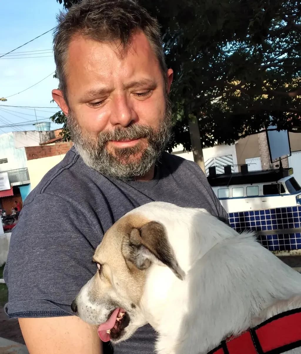 Whispers of Companionship: A Heartfelt Moment Between Man and Dog