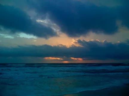 Twilight Serenity: A Moody Ocean Landscape Under Cloudy Skies