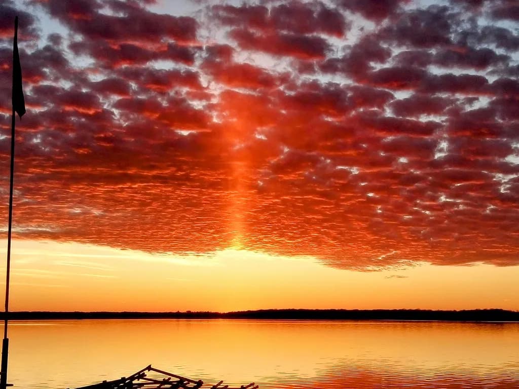 Serenity in Sunset: A Reflection of Colors on Water's Canvas