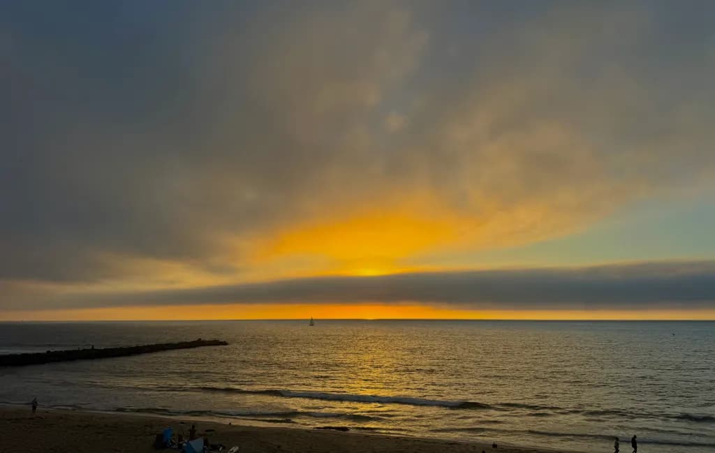 Serene Sunset Over Tranquil Ocean Horizon: A Moment of Peaceful Reflection