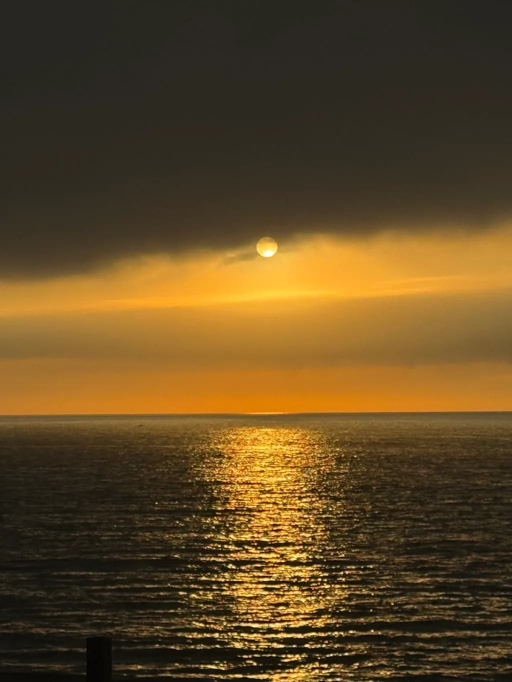 Golden Horizon: A Serene Sunset Over Tranquil Waters