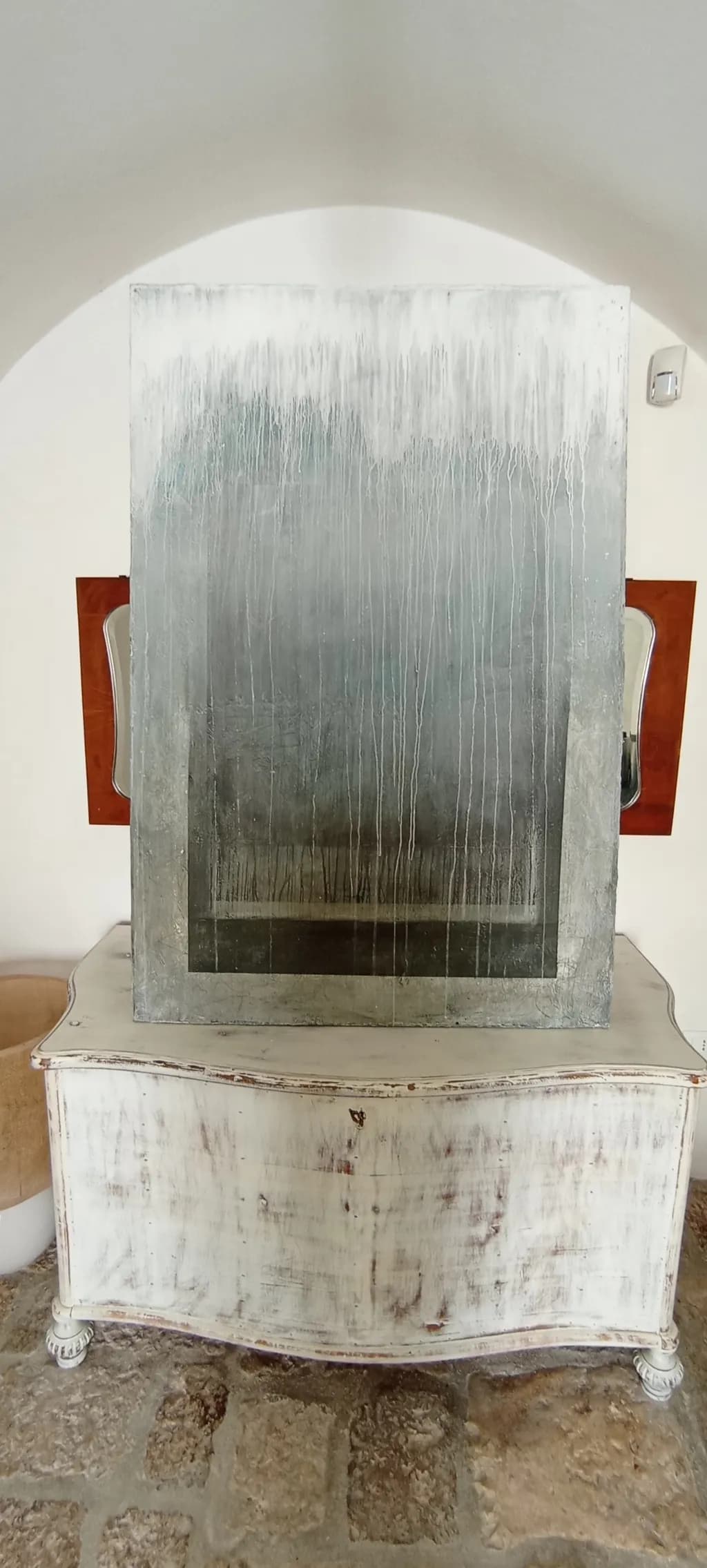 Reflections of Time: A Contemporary Glass Sculpture Embracing Nature's Essence