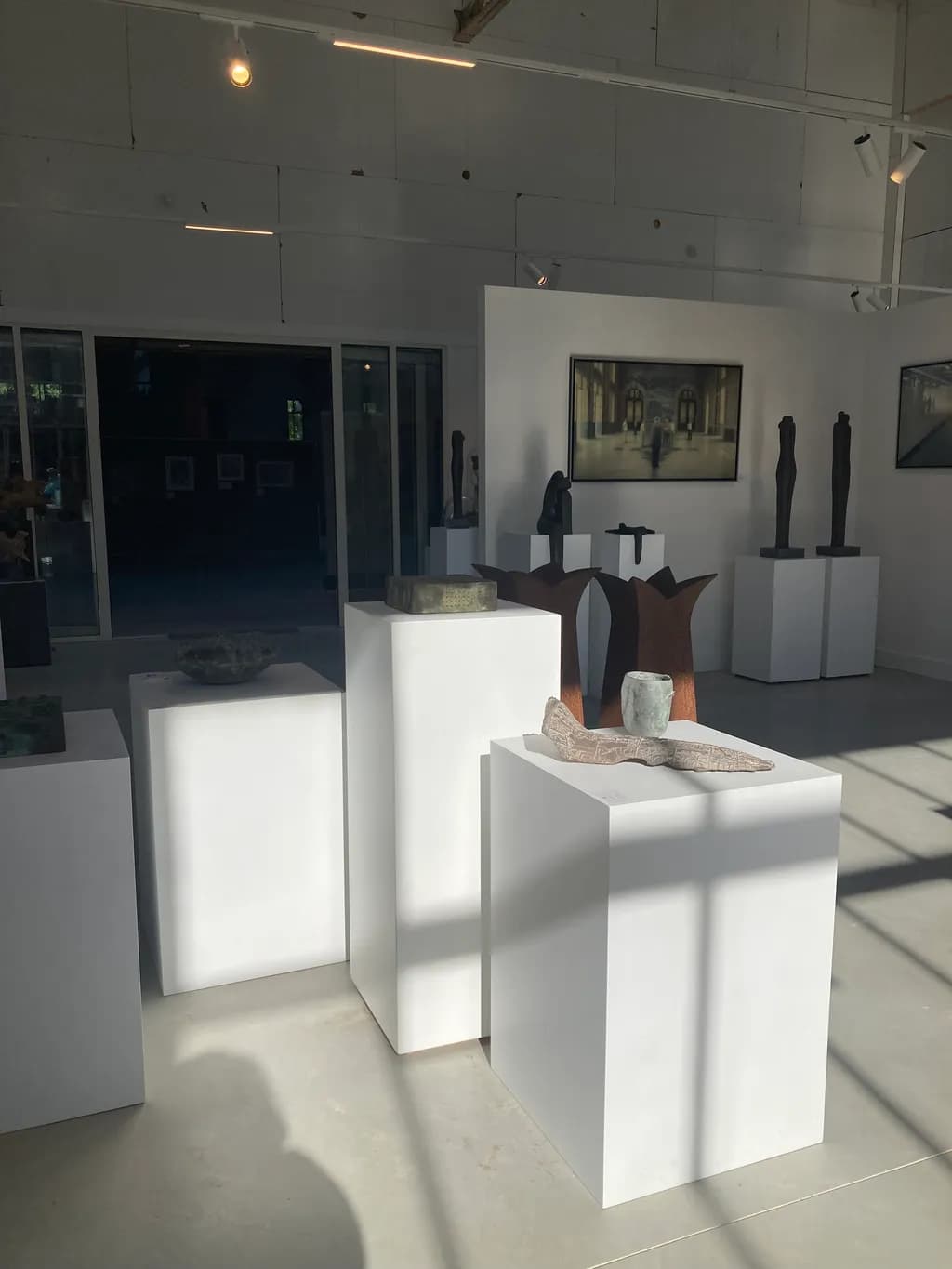 Modern Light and Space: A Sculptural Journey Through Contemporary Art