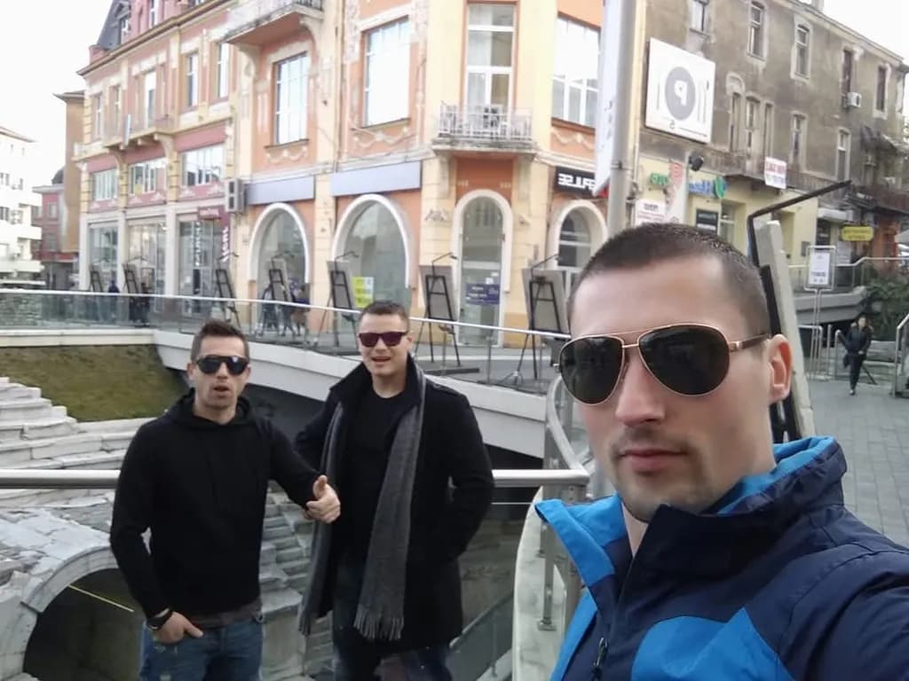 Urban Vibes: A Trio of Friends in Sunglasses Amidst City Architecture