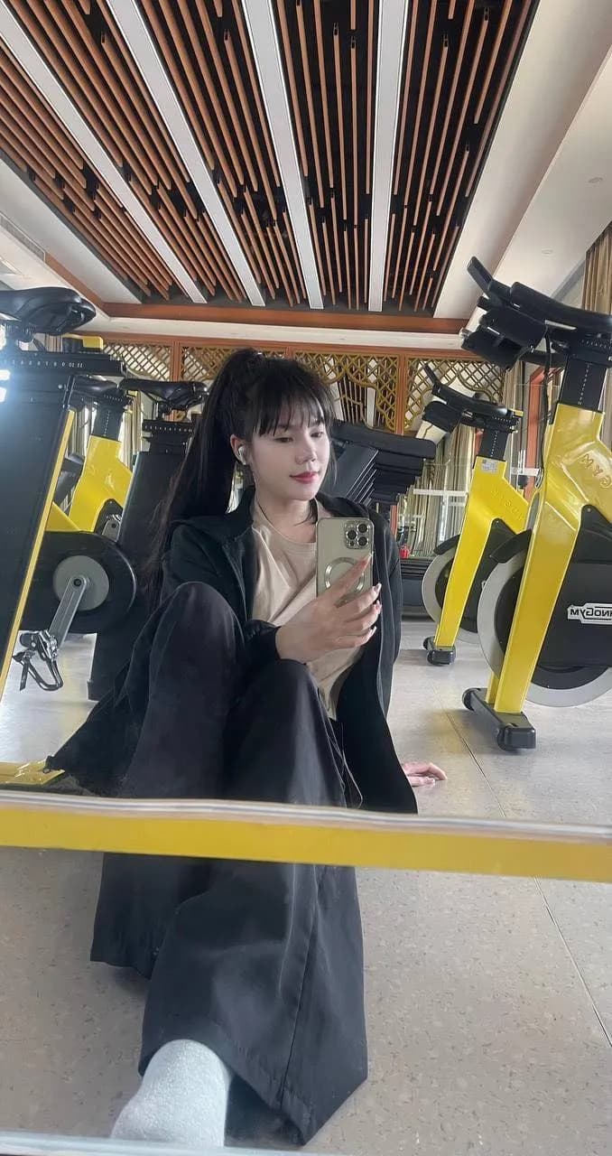 Reflections of Strength: A Serene Moment in the Fitness Studio