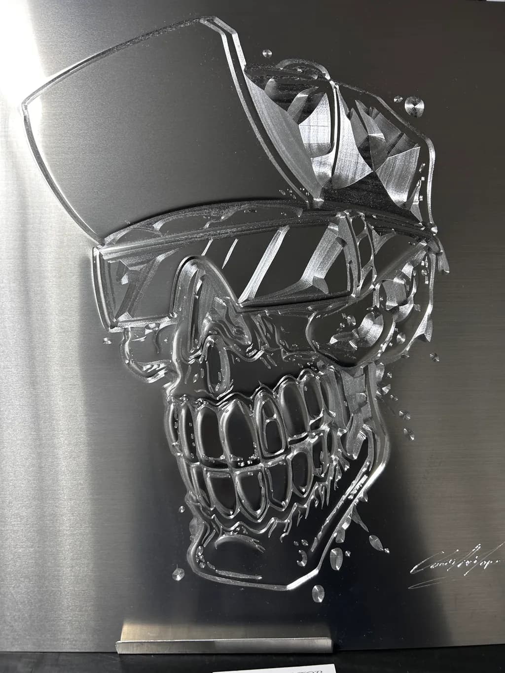 Reflective Skull: A Metallic Masterpiece in 3D Design