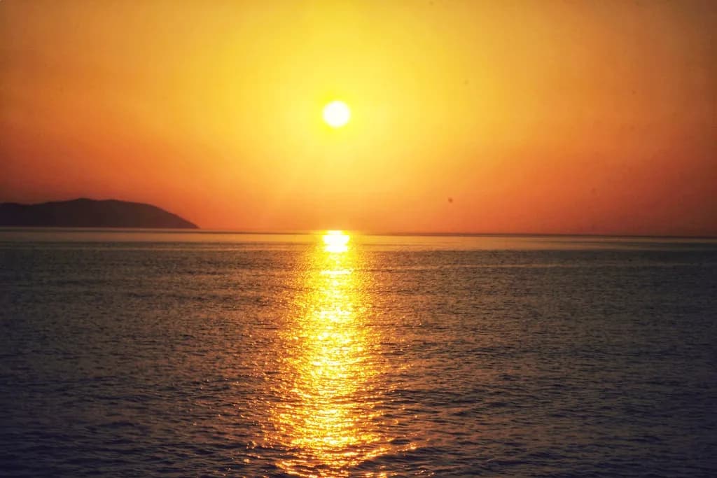 Golden Horizon: A Serene Sunset Over Tranquil Waters