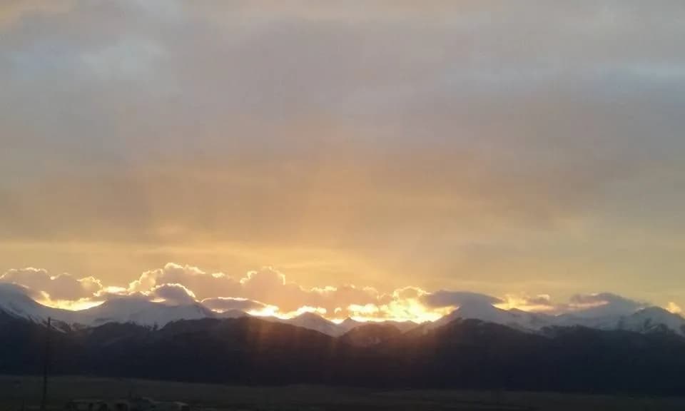Serenity at Dusk: A Majestic Sunset Over Mountain Peaks