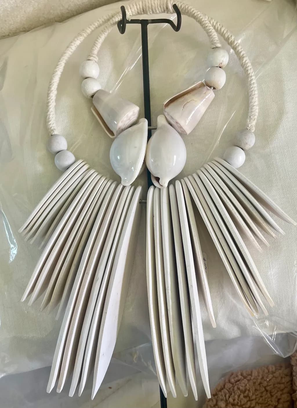 Elegant White Shell Necklace: Handmade Decorative Jewelry for Unique Style