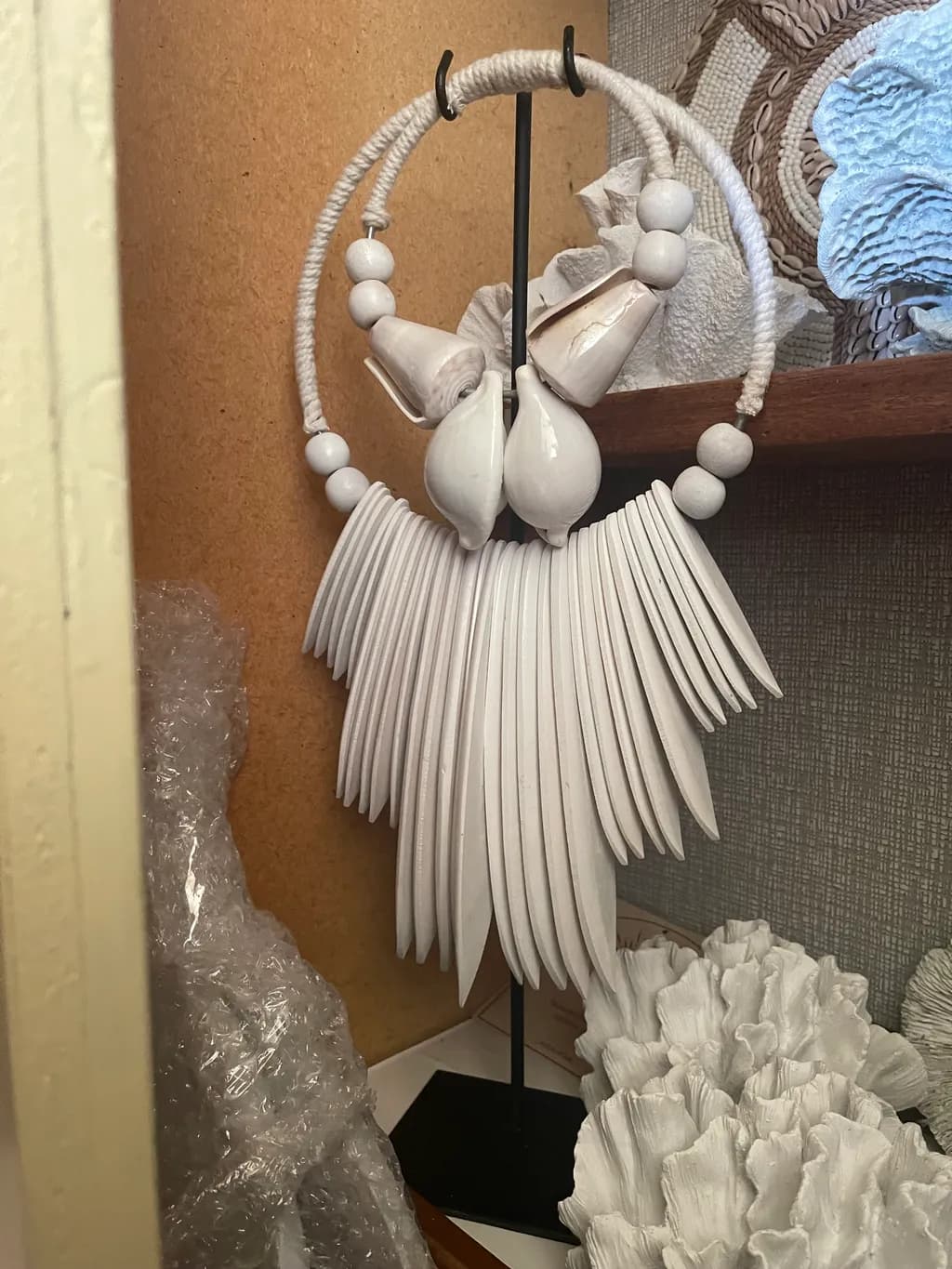 Elegant White Sculpture: Modern Decorative Art Piece for Contemporary Design Spaces