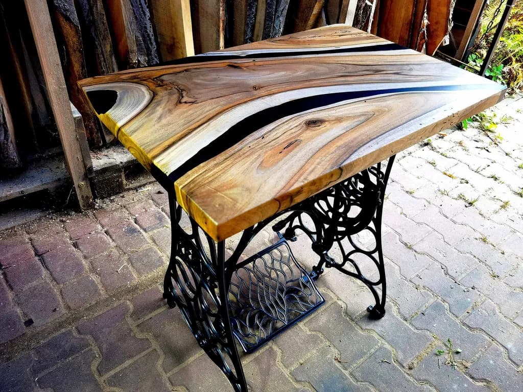 Riverline Table
