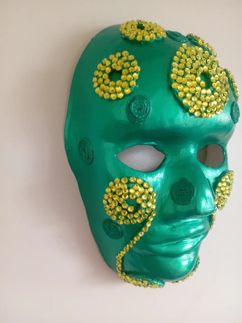 Vibrant Green Mask with Golden Accents: A Unique Artistic Expression of Culture and Creativity