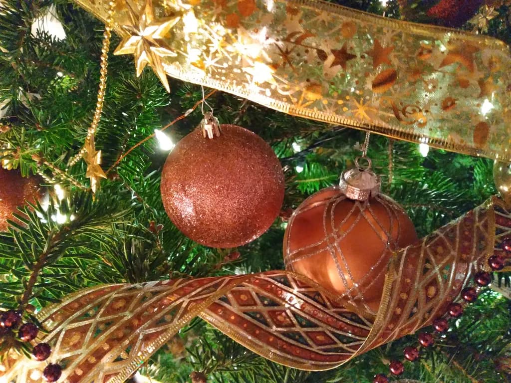 Glistening Ornaments: A Warm Embrace of Holiday Cheer