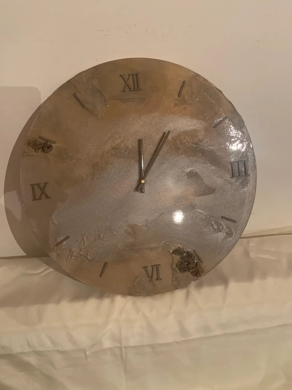 Timeless Elegance: A Unique Resin Clock with Natural Elements and Shimmering Finish