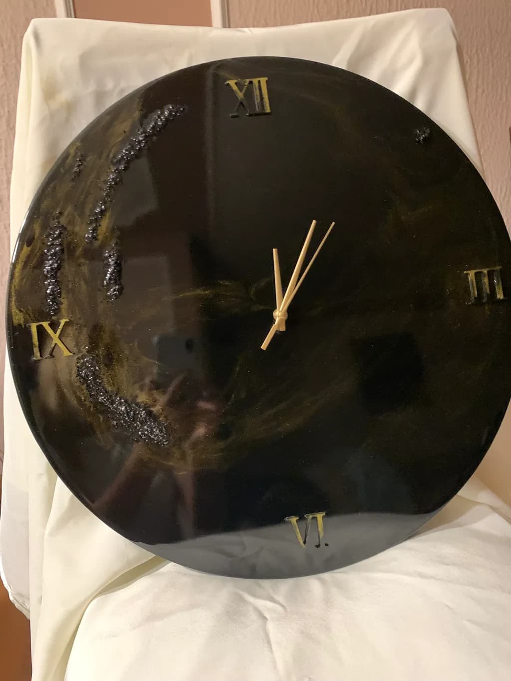 Timeless Elegance: A Modern Black Decorative Clock with Artistic Flair