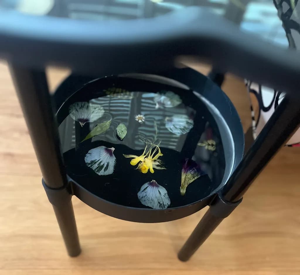Floral Elegance: A Modern Decorative Table with Preserved Petals and Unique Transparency