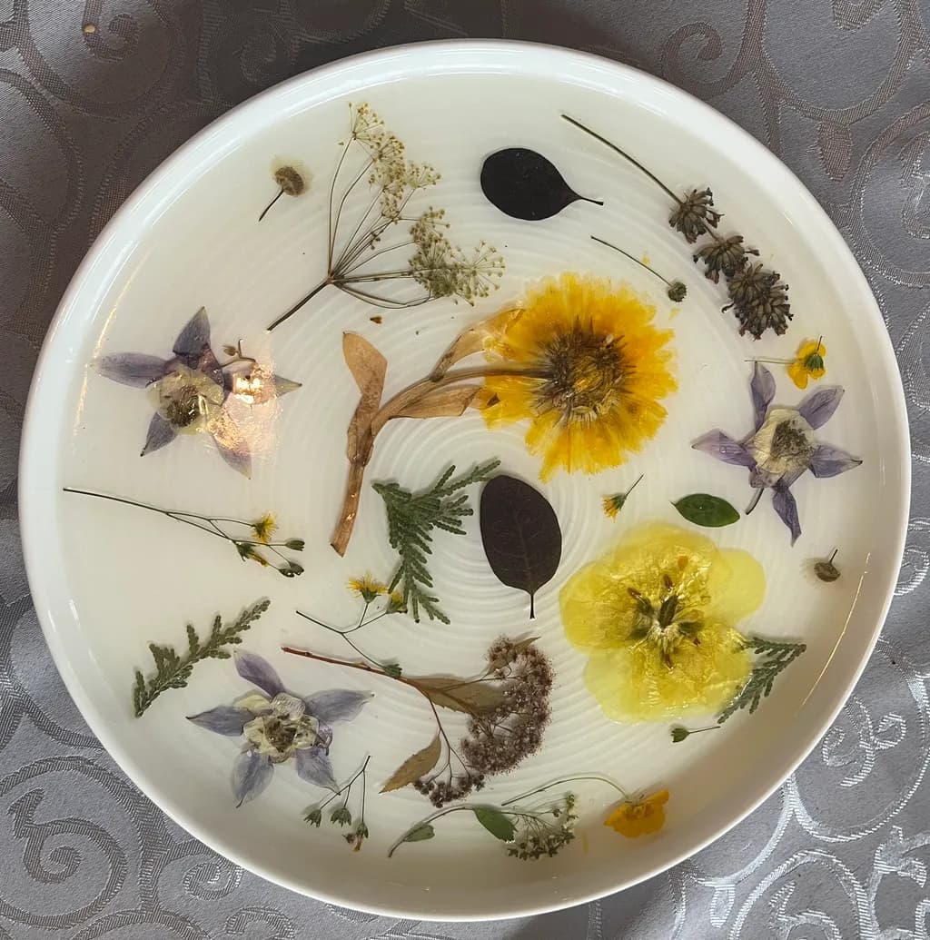 Botanical Elegance: A Handcrafted Floral Resin Plate with Dried Wildflowers