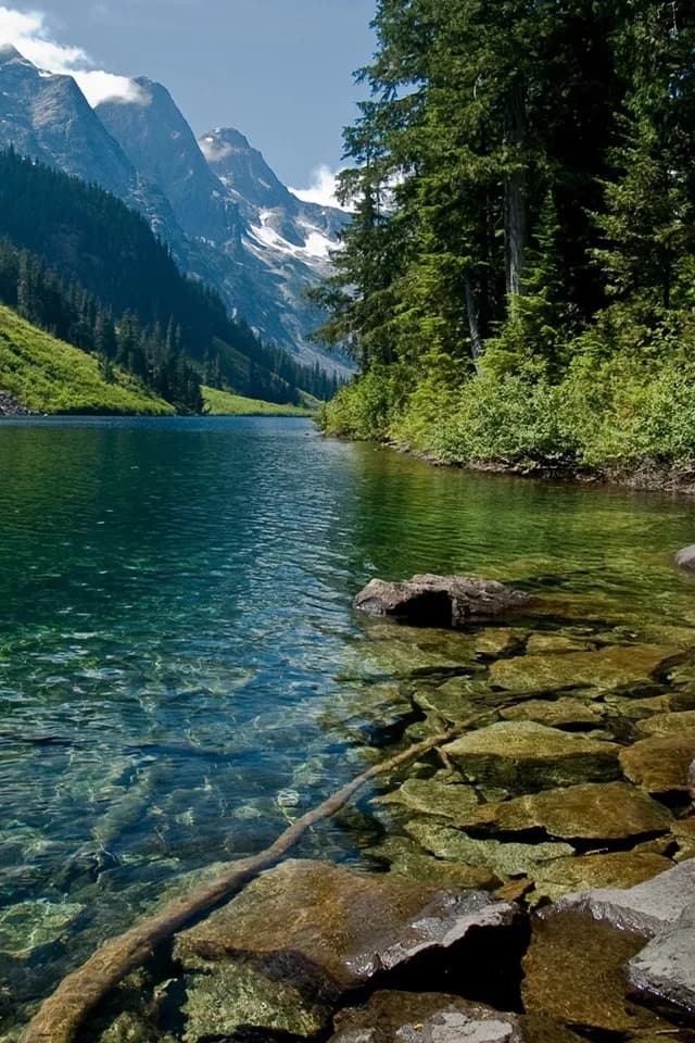Serenity by the Crystal Lake: A Majestic Mountain Reflection