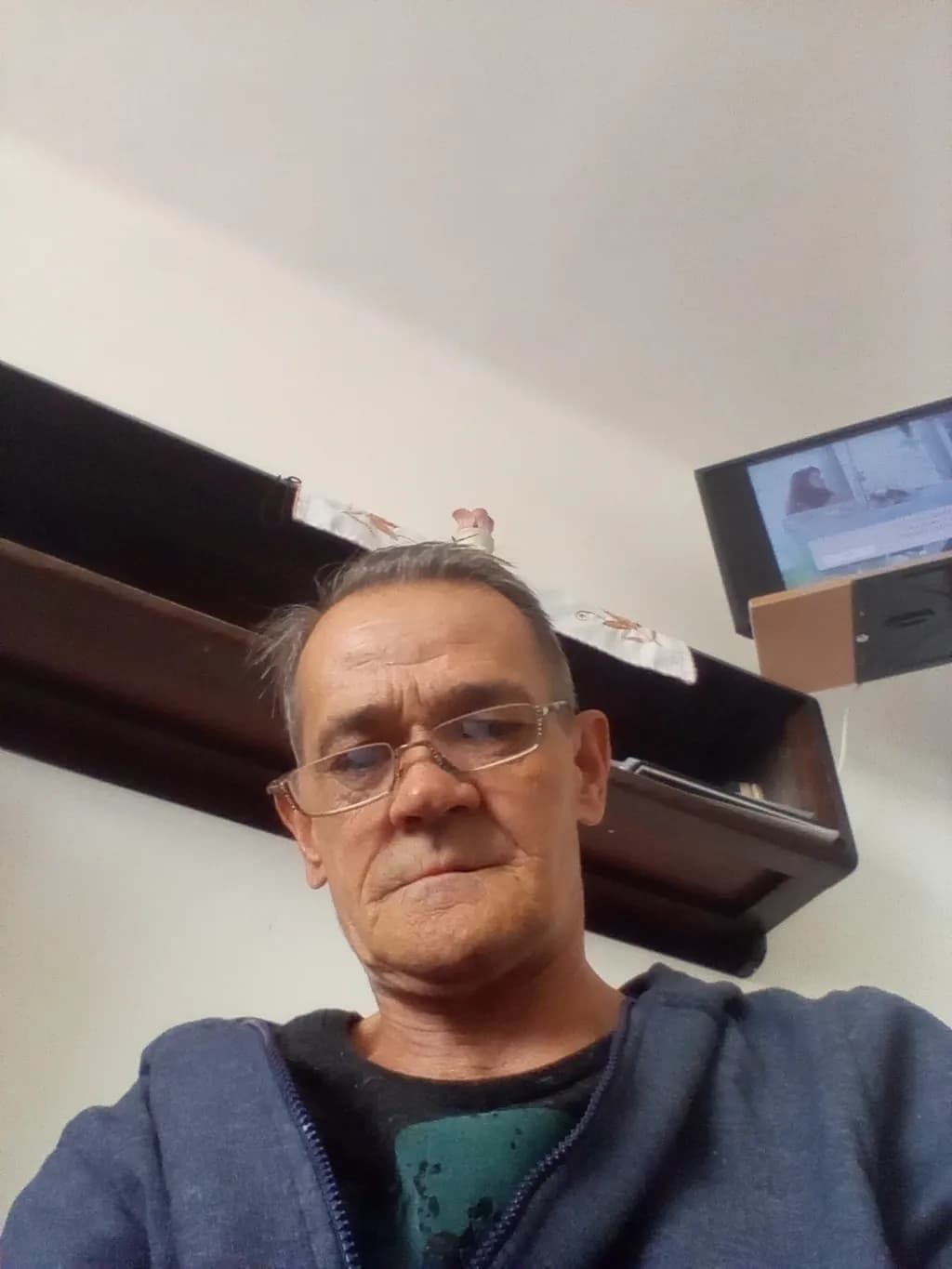 Elderly Wisdom: A Portrait of Reflection and Resilience in Casual Surroundings