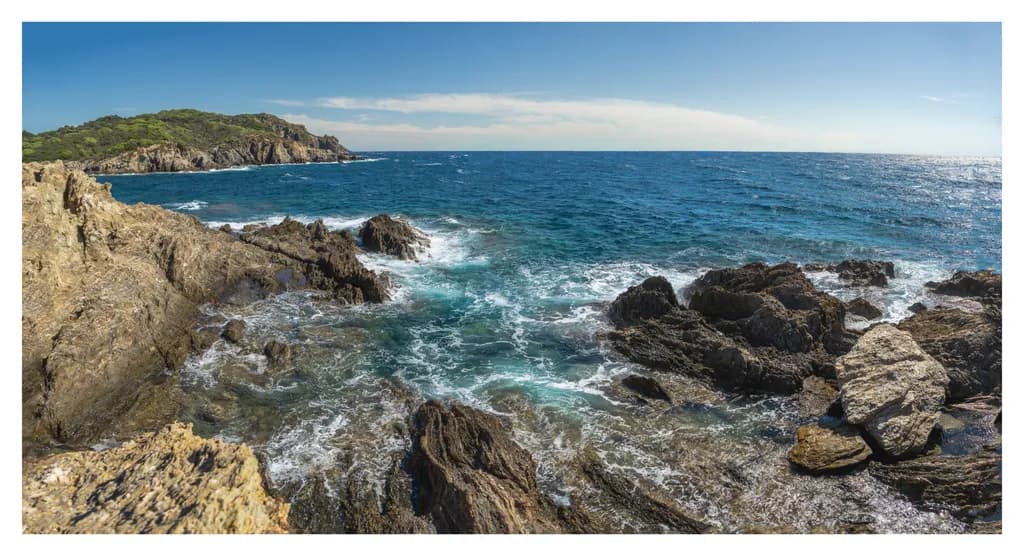 Serenity by the Sea: A Coastal Escape Captured in Time