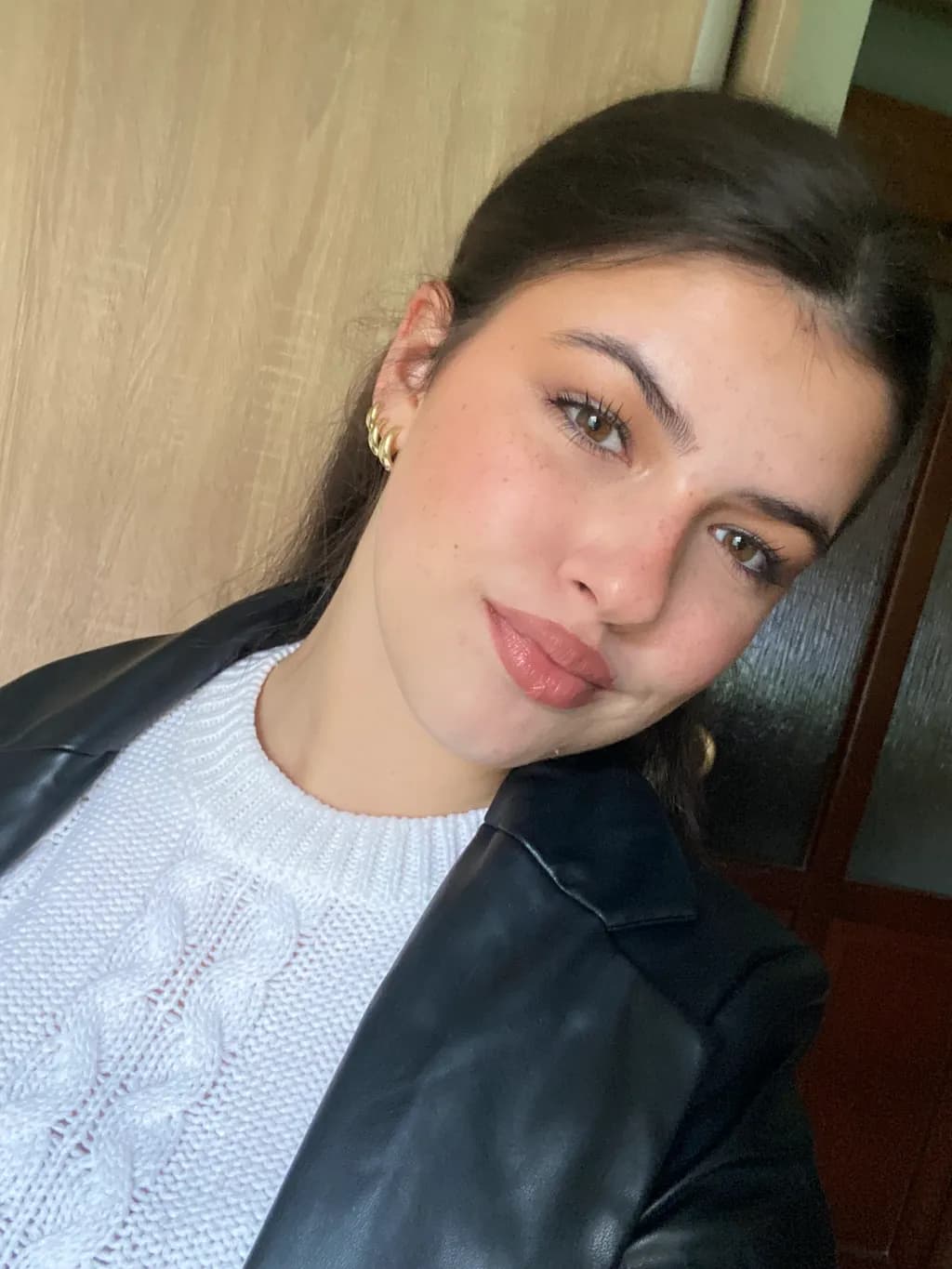 Radiant Elegance: A Casual Portrait of Beauty and Style