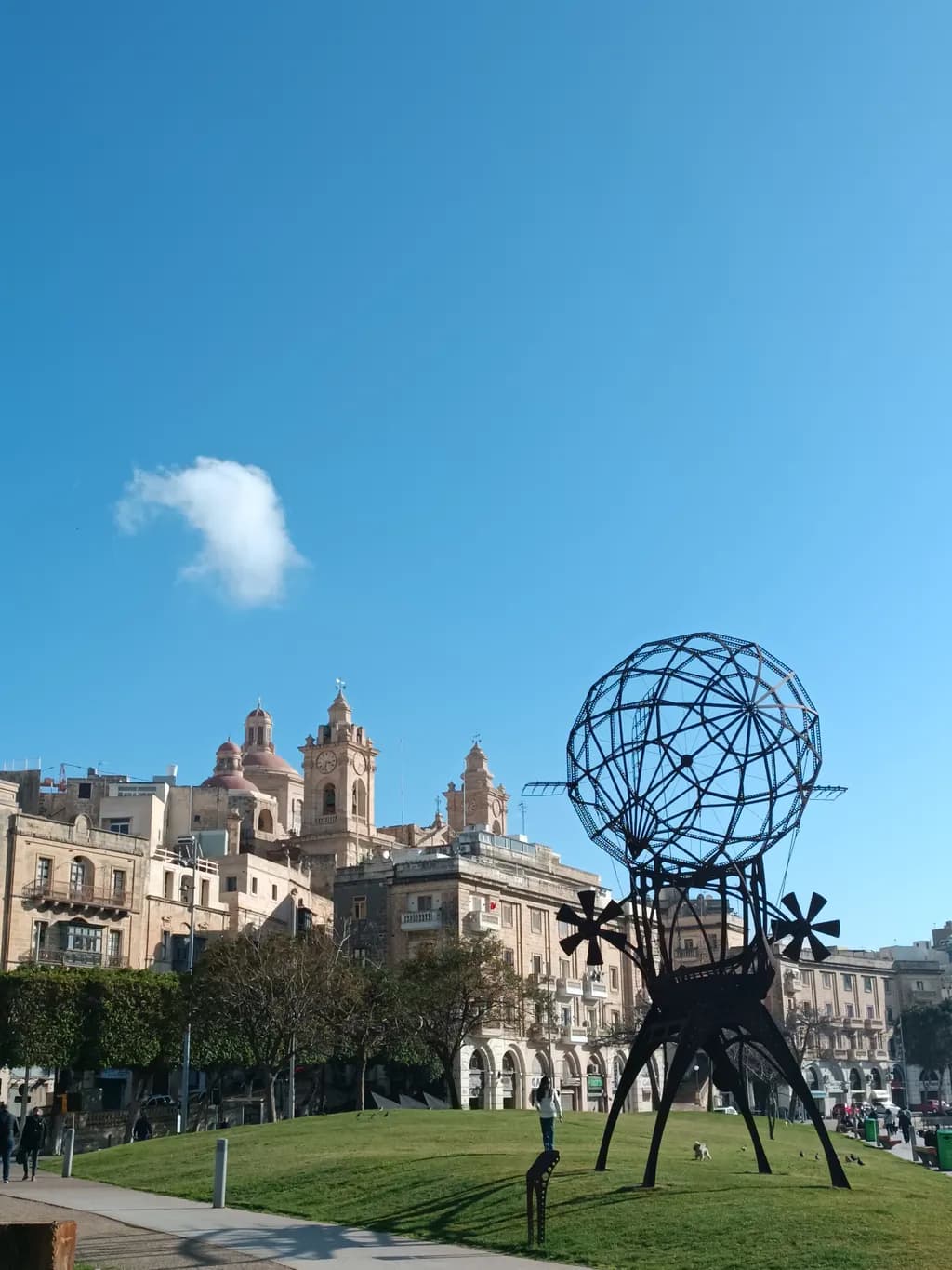 Urban Harmony: A Sculptural Dialogue Between Nature and Architecture in the Park