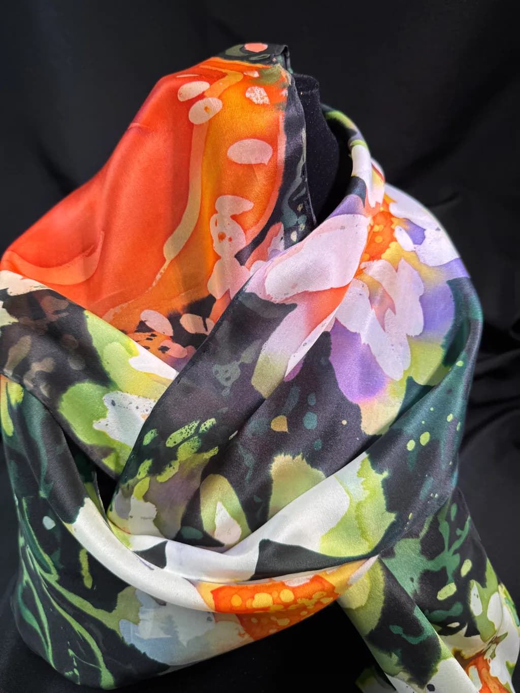 Elegant Floral Silk Scarf: A Colorful Accessory with Rich Texture and Vibrant Design