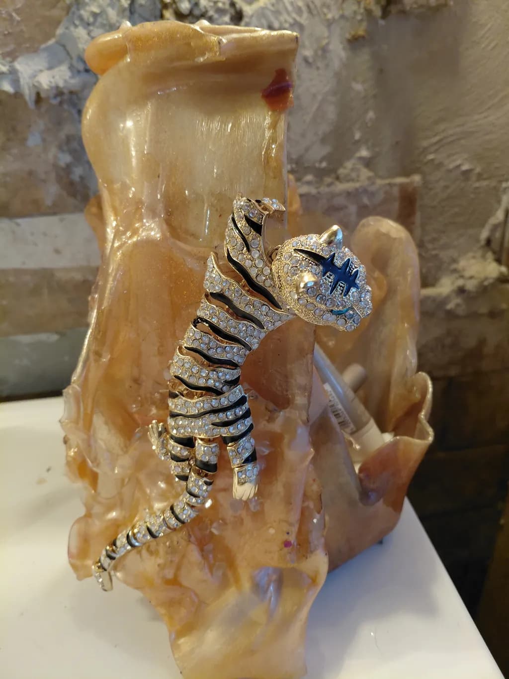 Ornate Tiger Gemstone Sculpture: A Dazzling Decorative Masterpiece