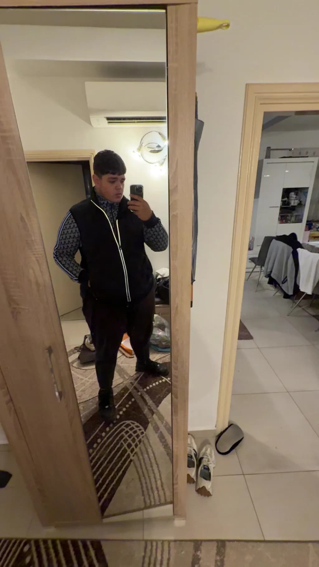 Reflections of Casual Confidence: A Selfie in the Mirror of Everyday Life