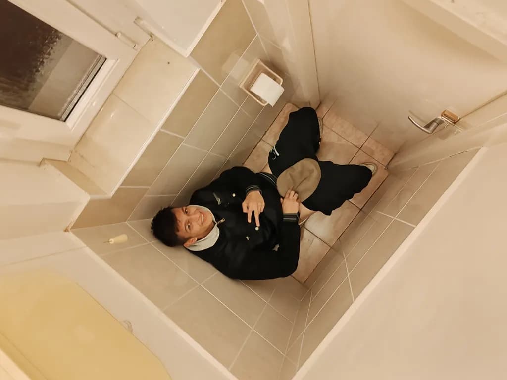 Urban Isolation: A Moment of Reflection in a Confined Space