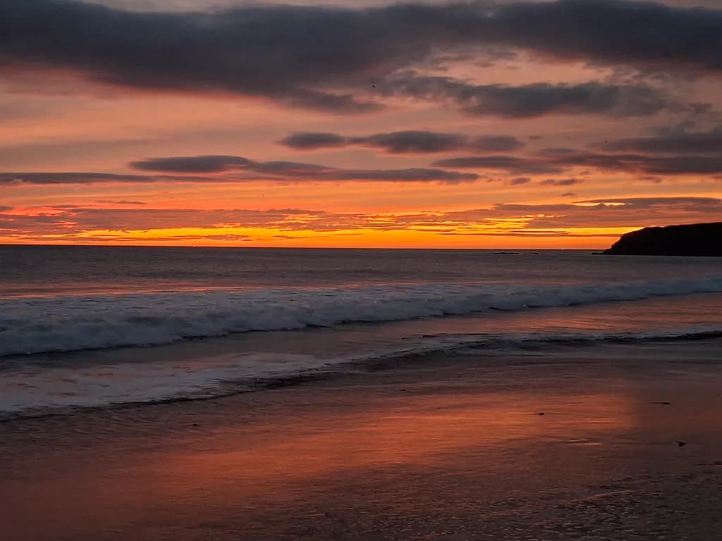 Serenity at Sunset: A Tranquil Beach Reflection in Vibrant Hues