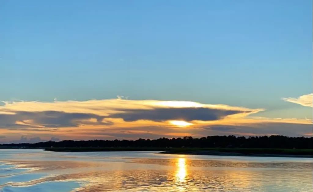 Serenity at Dusk: A Tranquil Sunset Over the Water's Edge