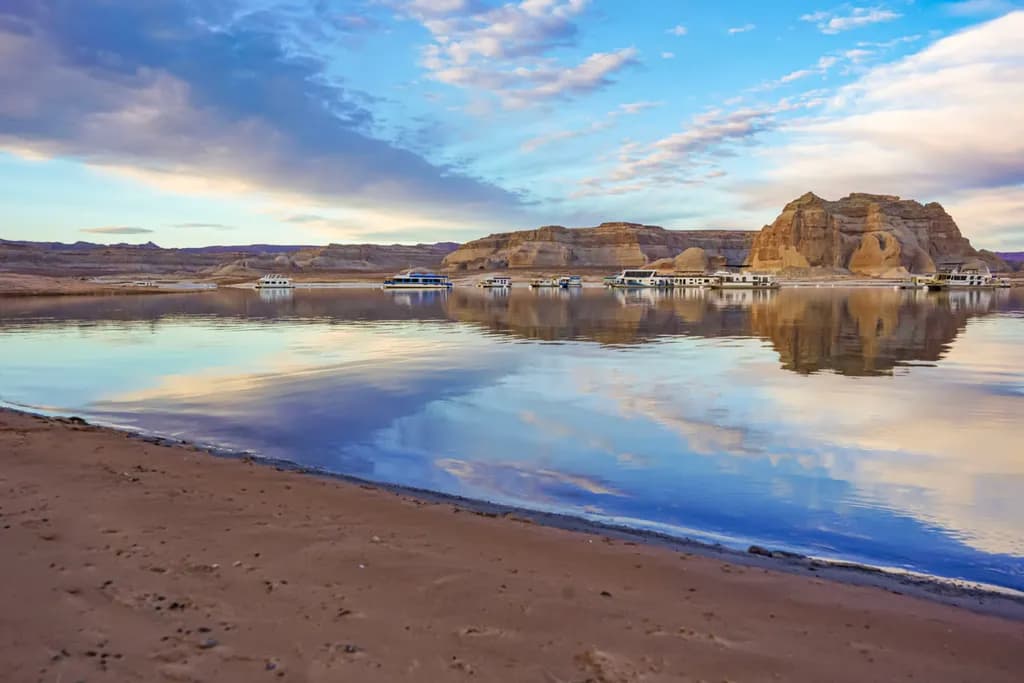 Serenity in the Desert: Reflections of Boats on Tranquil Waters at Dusk