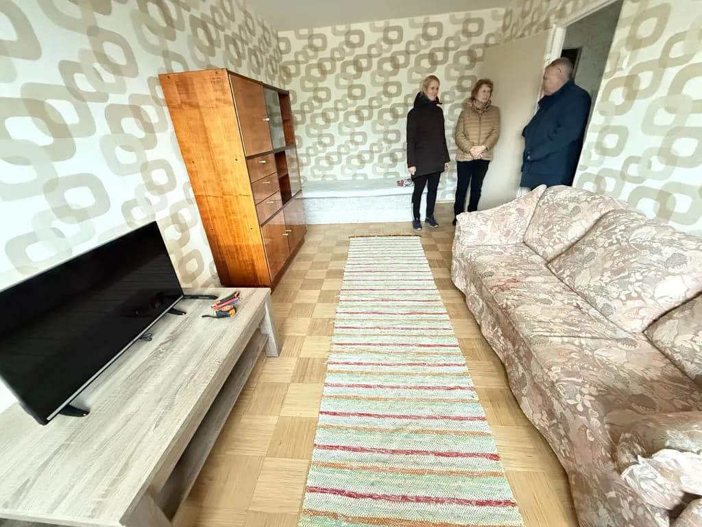 Modern Comfort: A Cozy Living Space with Vintage Charm and Contemporary Style