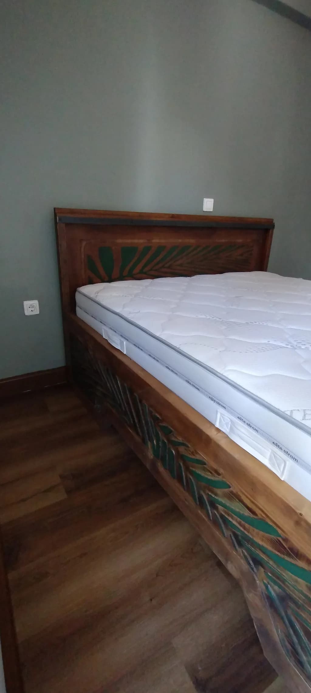 Leaf Carved Bed