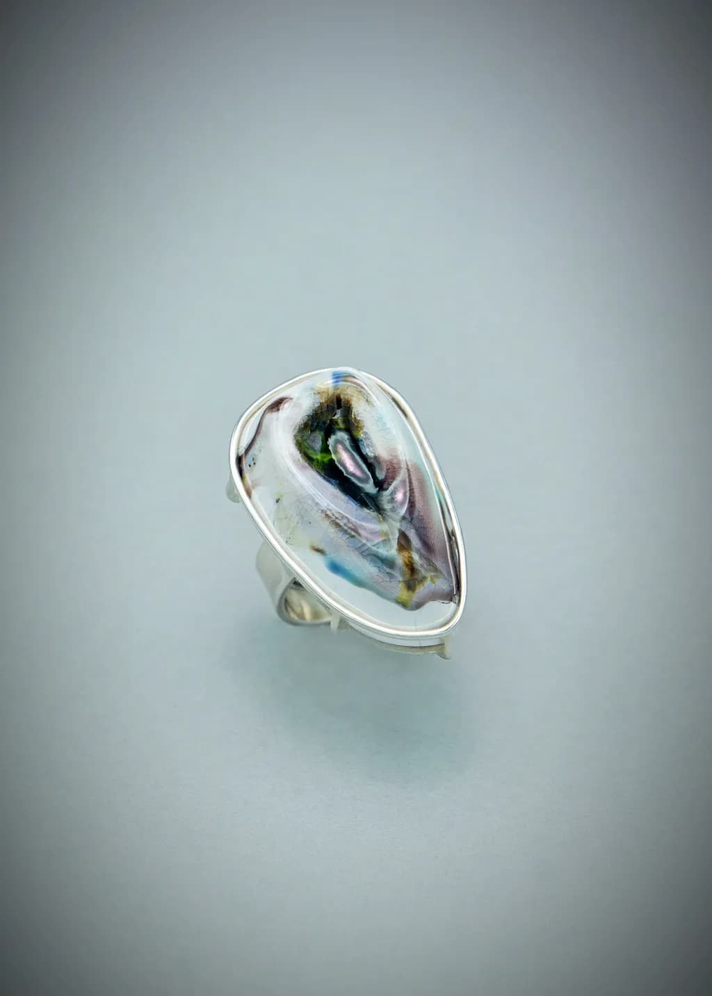 Porcelain with glass ring