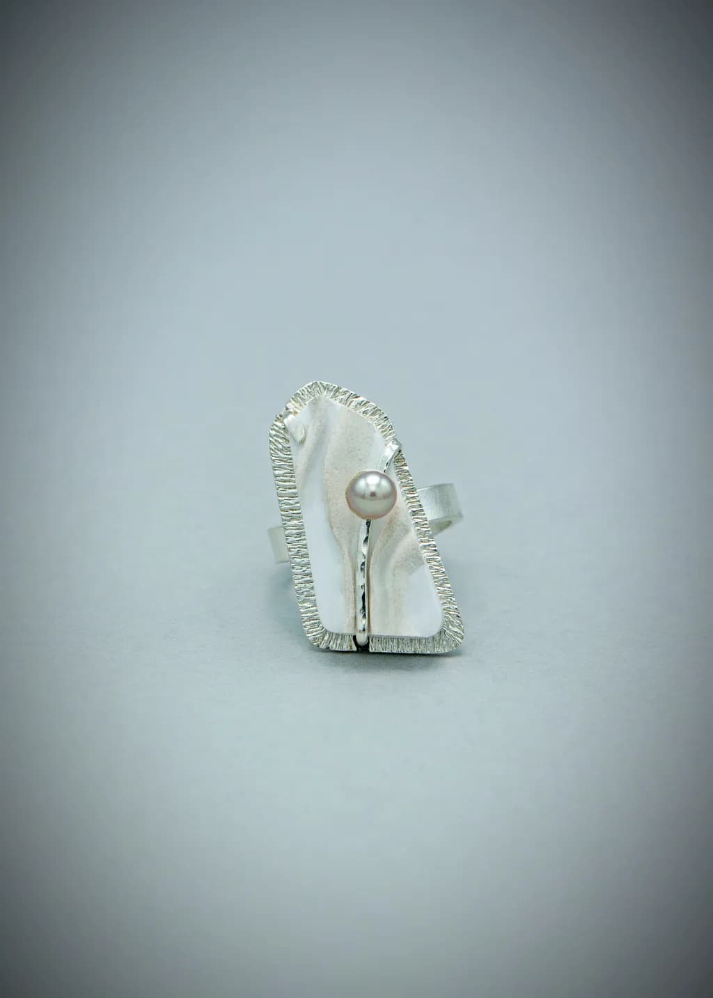 Porcelain with pearl ring 