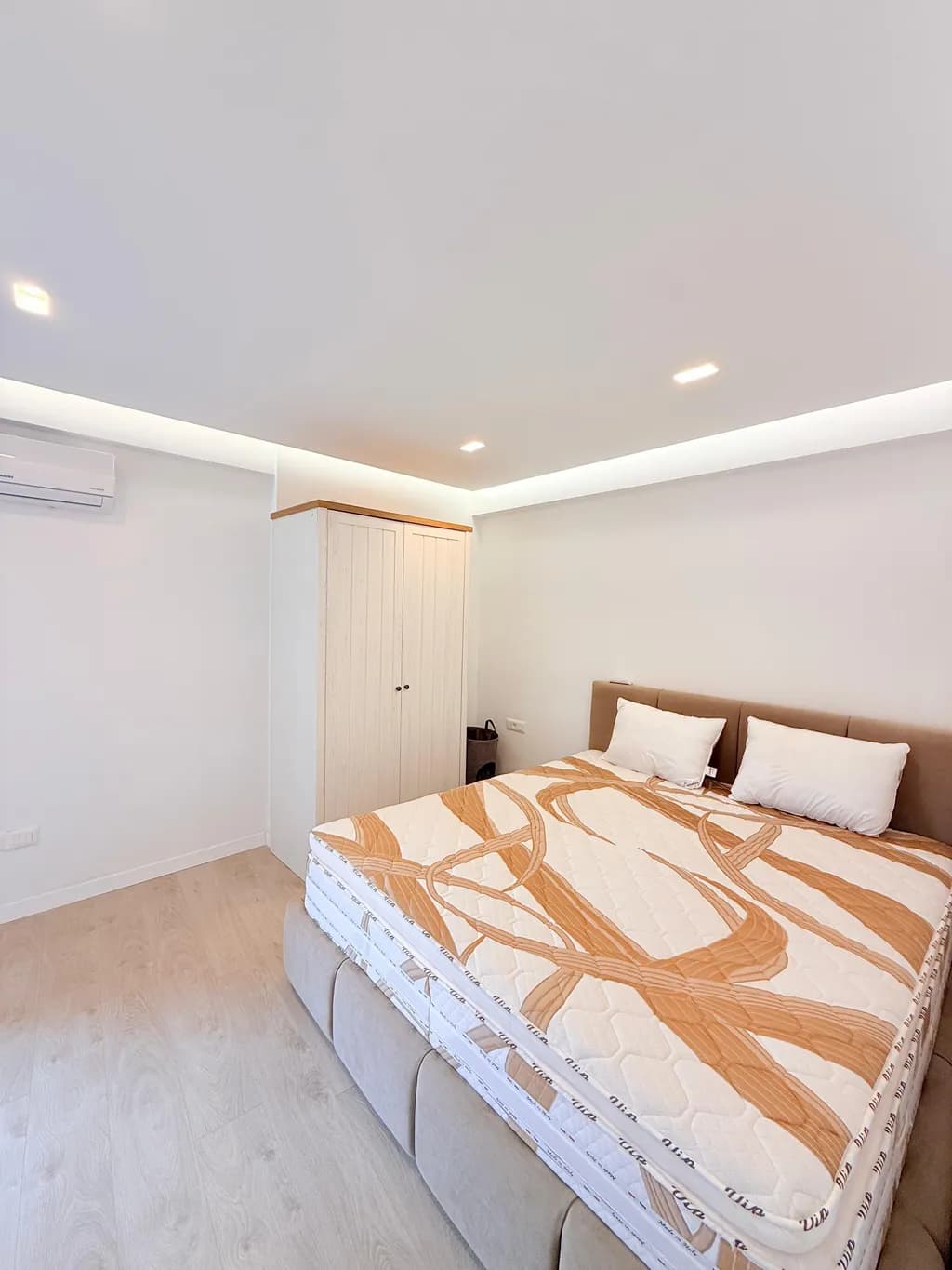Modern Minimalist Bedroom