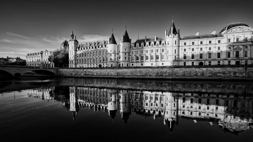 Conciergerie Reflected