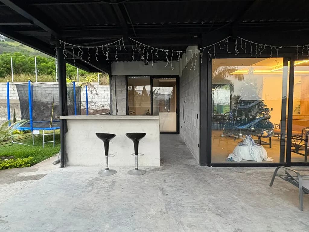 Modern Outdoor Bar Retreat