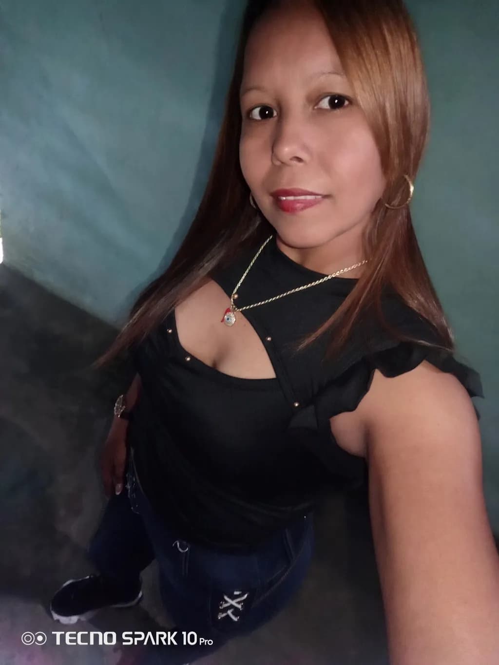 Quiero una imagen de cumpleaños con muchas rosas numero 34 con un vestido corto color negro con zapatos altos negros brillantes y accesorios brillantes