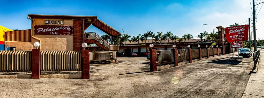 Palacio Motel Scene