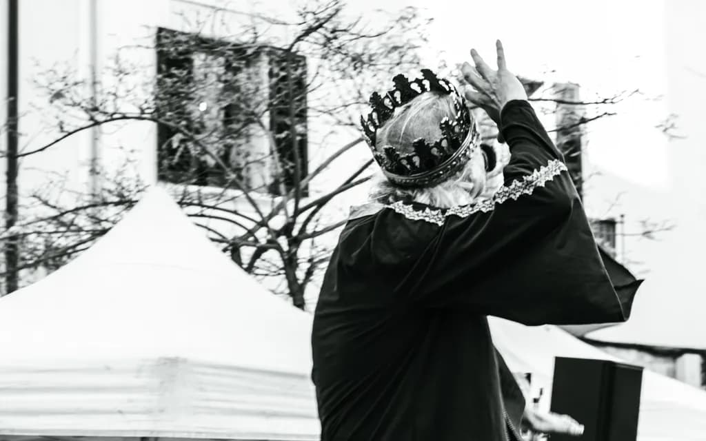Crowned Gesture