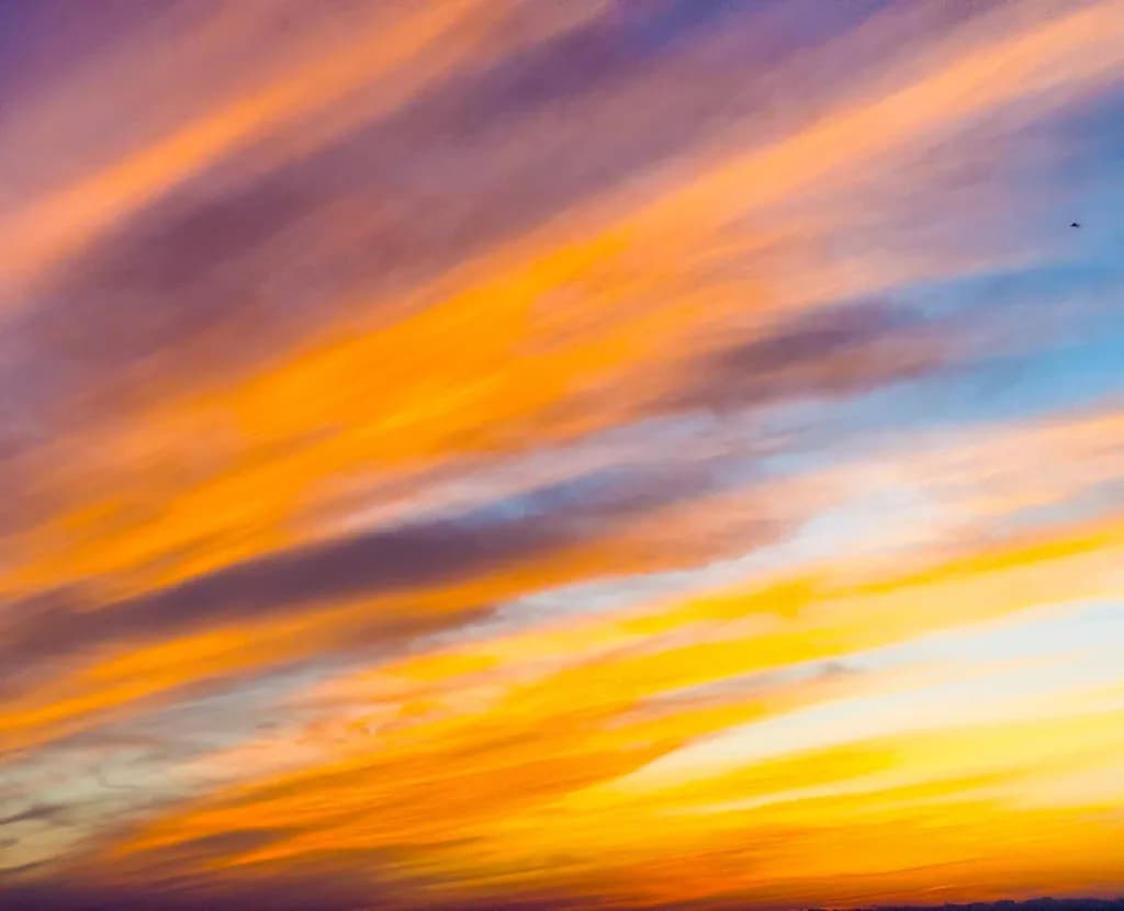 Golden Horizon Streaks
