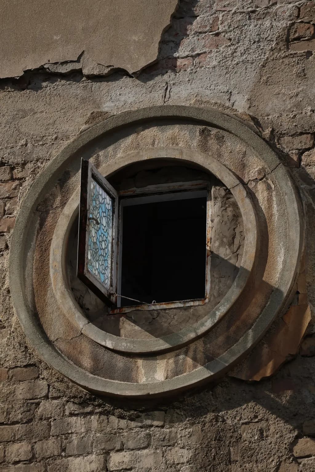 Circular Frame Window