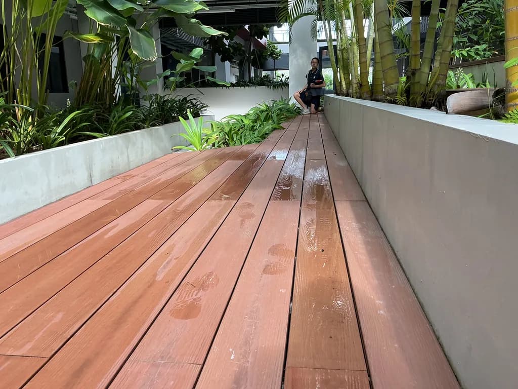 Wet Footprints Pathway