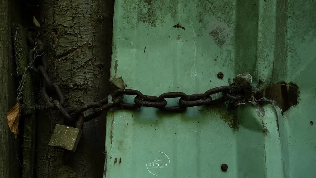 Rusty Chain Lock