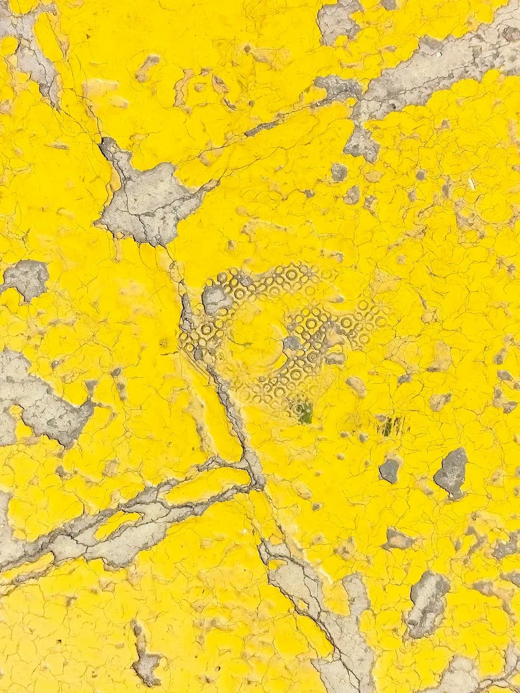 Abstract Cracks in Yellow